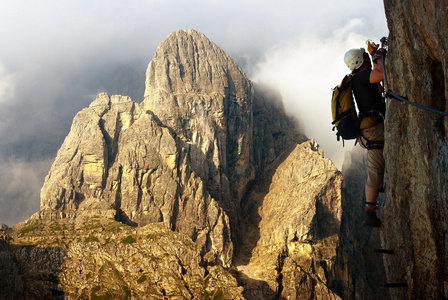 通过 ferrata 或 klettersteig 在意大利登山