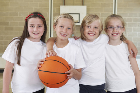 女校运动队在健身房与篮球