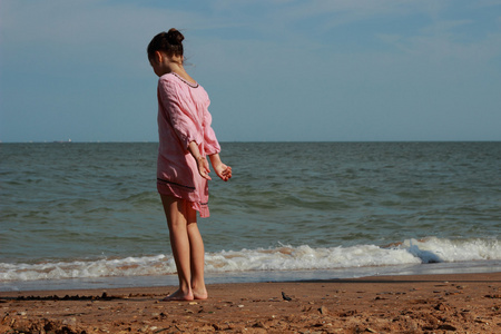 在海边的小女孩