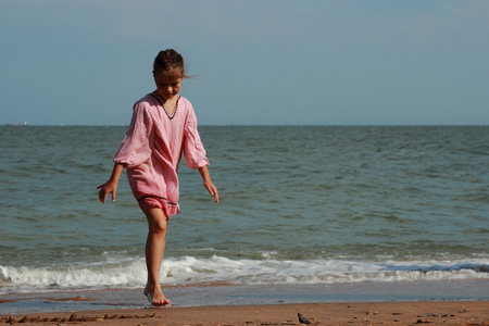 在海边的小女孩