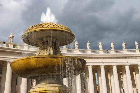 在梵蒂冈圣伯多禄广场的喷泉。意大利罗马
