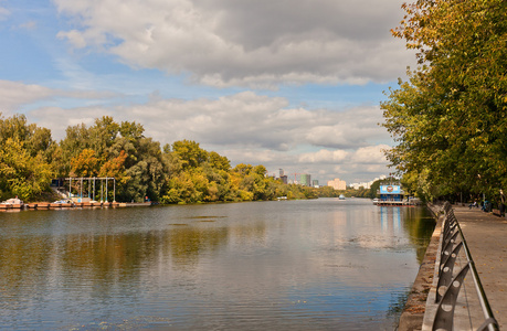 在莫斯科，俄罗斯的菲佣公园附近的莫斯科河