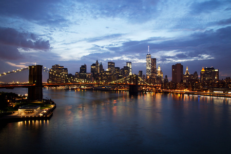 美国纽约市曼哈顿市中心与黄昏的布鲁克林大桥