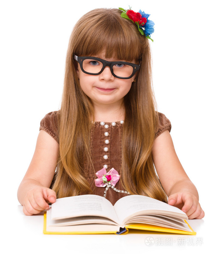 可爱的小女孩正在看书