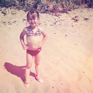 小女孩在海滩上的沙子