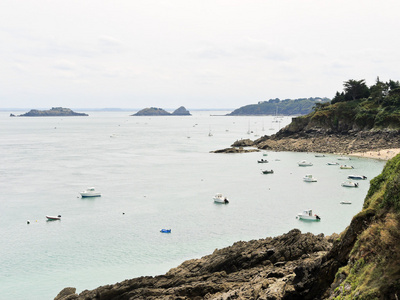 游艇在英吉利海峡，布列塔尼海岸附近