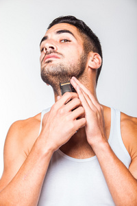 年轻英俊的男人,修剪他的胡子照片