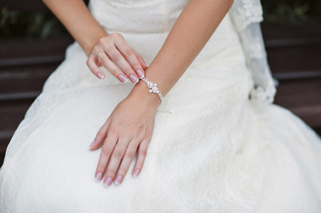 婚礼在新娘的手上的手套特写