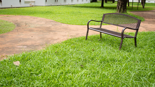 公共公园形象的木制公园长凳。