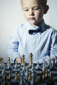 小男孩玩 chess.smart kid.fashion children.5 child.little 岁天才的孩子。智能 g