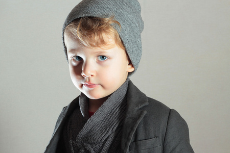 冬季风格小 boy.stylish 英俊的孩子。时尚的孩子。穿了件毛衣。戴帽。蓝色的眼睛