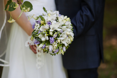 婚礼的新郎和新娘手中的花束