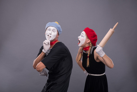 有趣的 mime 夫妇与白色的面孔和情感分离和提纯的肖像