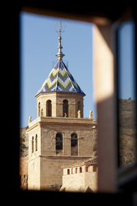 教堂的钟塔在阿尔。西班牙。从一个窗口查看