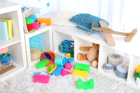 玩具在儿童房间的地毯上图片
