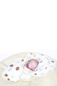 刚出生的婴儿睡在毯子图片