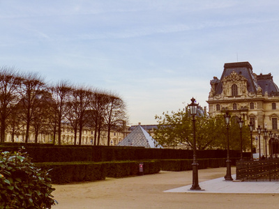 复古外观卢浮宫巴黎