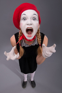 女性 mime 红头，分离出的白脸的画像