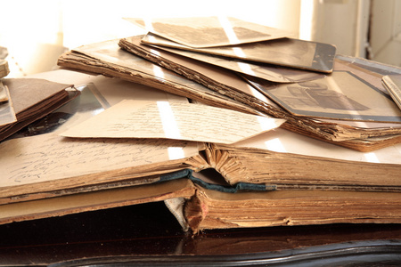 家人伤心旧的书, 报纸和照片照片