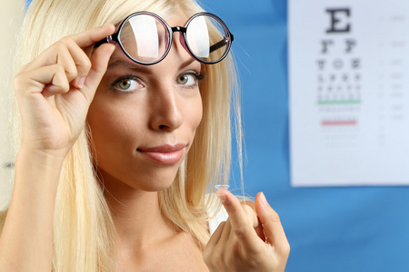医学和视觉概念   角膜接触镜的年轻女子靠得很近