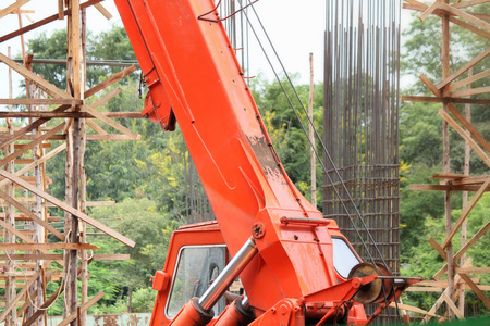 起重机和未完工的建筑，建筑工地