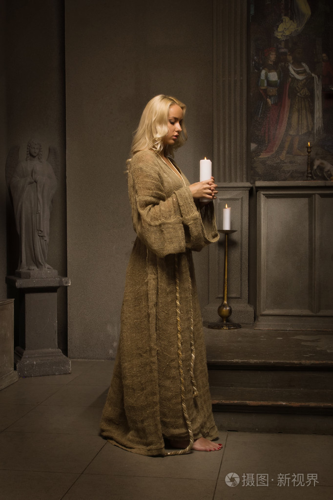 在中世纪的教会祷告的修女