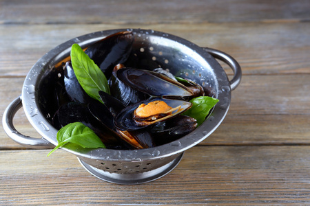 moules pices dans une passoire