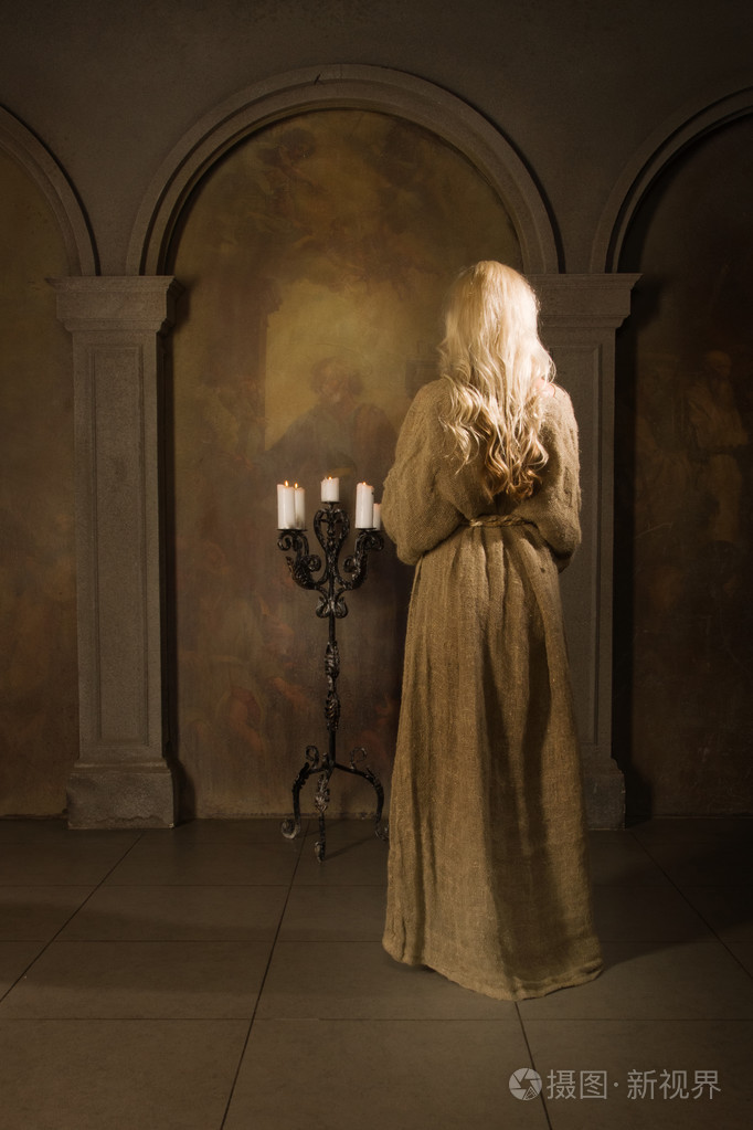 在中世纪的教会祷告的修女