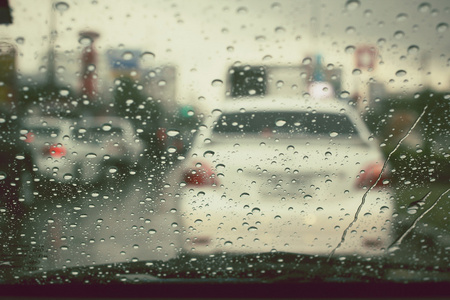 大雨 车窗上的雨滴 抽象模糊的交通和汽车灯光 大雨和背光造成的视力不佳相似素材图片 摄图新视界