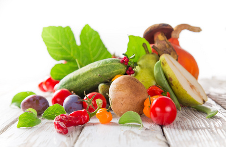 健康的有机蔬菜，木制的桌子上