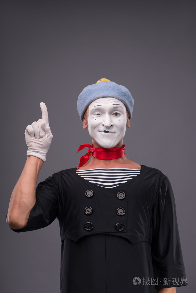 灰色的帽子和白色的脸扼腕叹息机智的男性 mime 的肖像