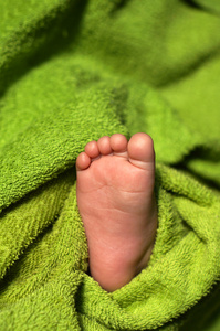 婴儿脚在毯子底下