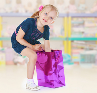 礼物放进袋子里小女孩把她的手放进袋子里照片