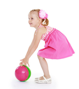 穿粉色衣服的女孩玩球