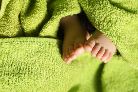 婴儿脚在毯子底下