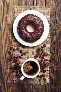 咖啡和巧克力甜甜圈