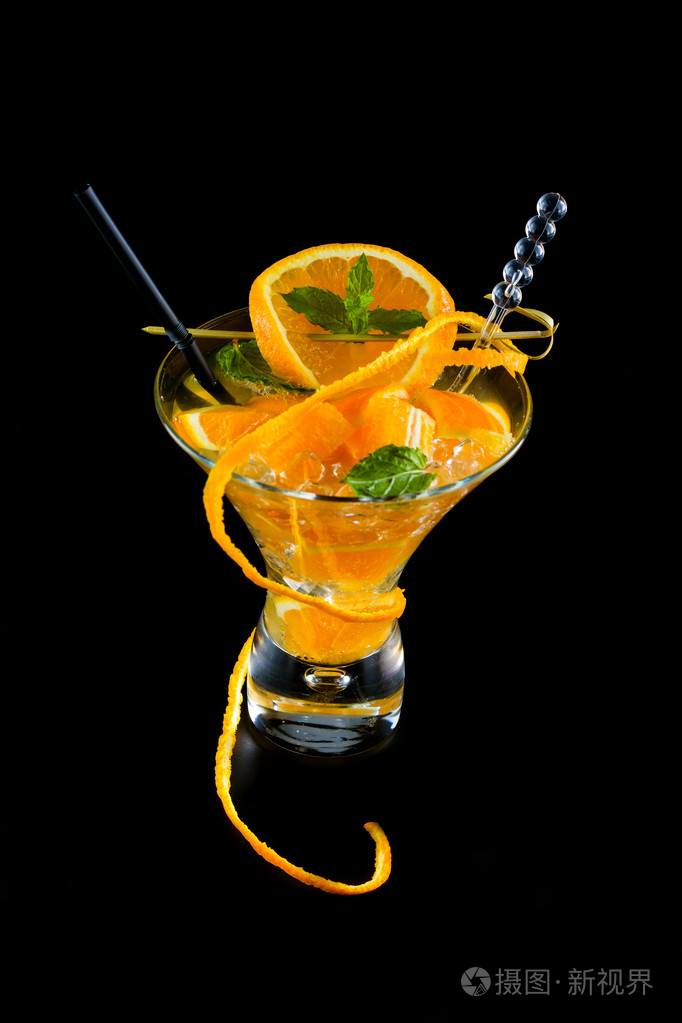 鲜橙色mojito鸡尾酒