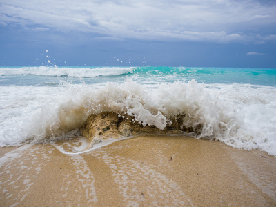 在多石的海滩上的海浪