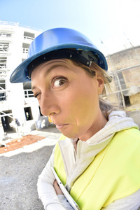 在建筑工地上的女建筑师