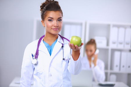 女医生举行苹果图片