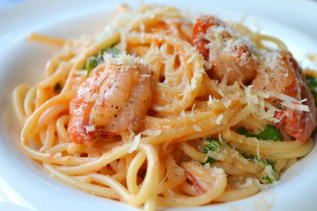 虾和其他海鲜美味的意大利面意面