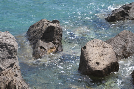 爱琴海在海边岩石上