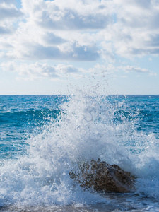 在多石的海滩上的海浪