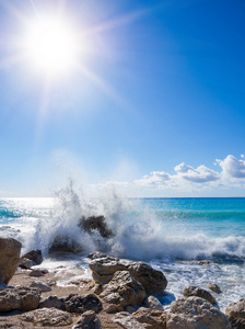 在多石的海滩上的海浪