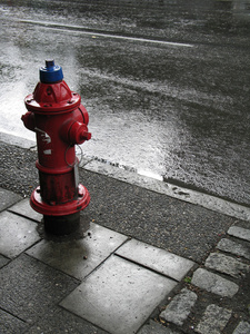 消火栓在雨中