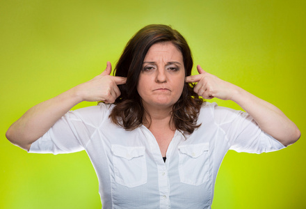 不成熟的耳朵堵耳朵被巨响忽视有人惹恼的女人照片