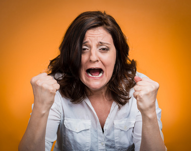 背景愤怒的女人手指在相机不满现状的女人愤怒的年轻女人有神经衰弱