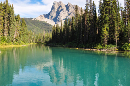 令人难以置信的翡翠湖，在落基山脉，不列颠哥伦比亚，加拿大