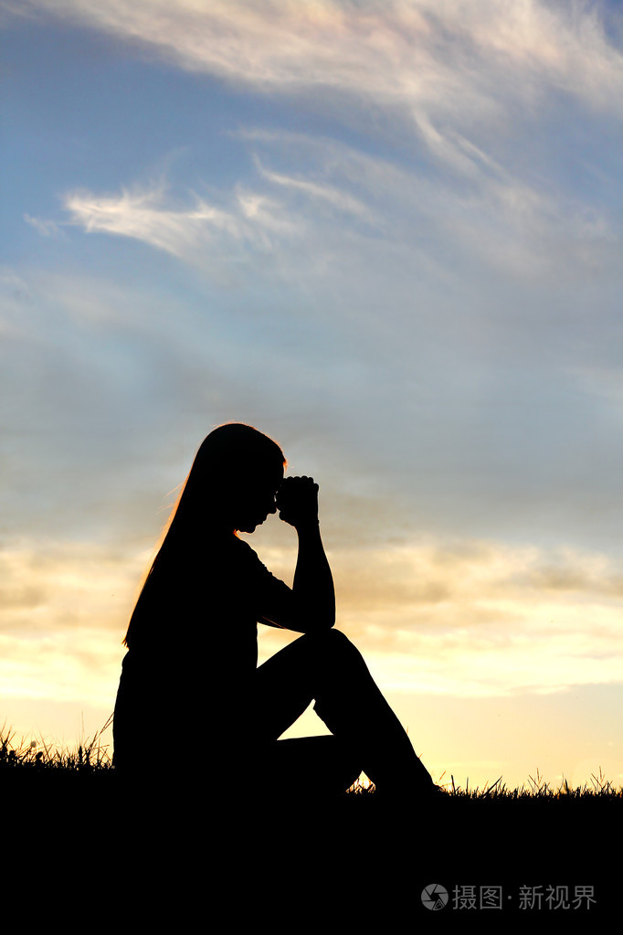 女人坐在祷告剪影