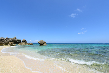 在夏季，华丽的海滩